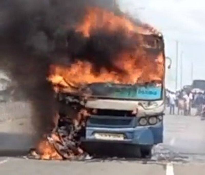 Tamil Nadu: bus caught fire in accident; student died on the spot