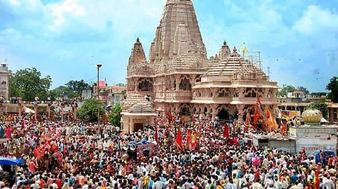 चमत्कार देख इस मंदिर में चांदी का विमान चढ़ा गया भक्त, देखने के लिए लगी भीड़