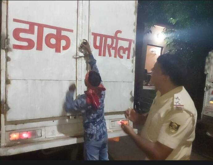 शराब ले जाने का तरीका देख पुलिस हैरान, डाक पोस्ट की गाड़ियों में मिली बोतलों से भरी पेटियां