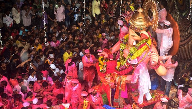 young man was stabbed during Ganapati Visarjan at Gangavathi in Koppal grg 