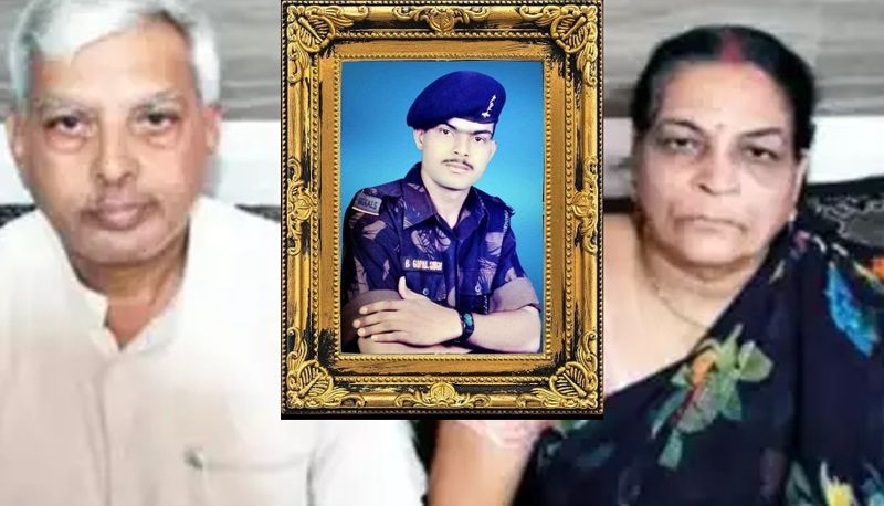 Army unit sent shourya chakra to martyred warrior by post parents returned gallantry akb