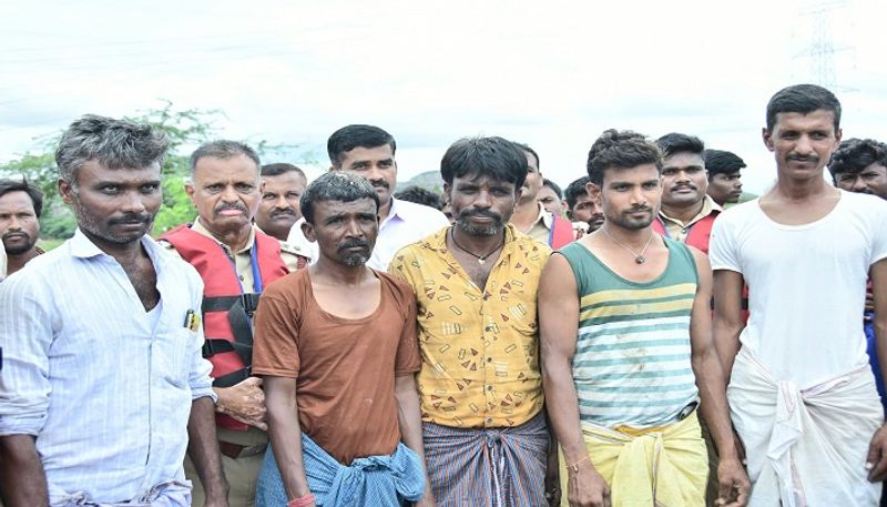 Police And fire-brigade team recuses Five Farmers Who stuck in flood at Koppal rbj