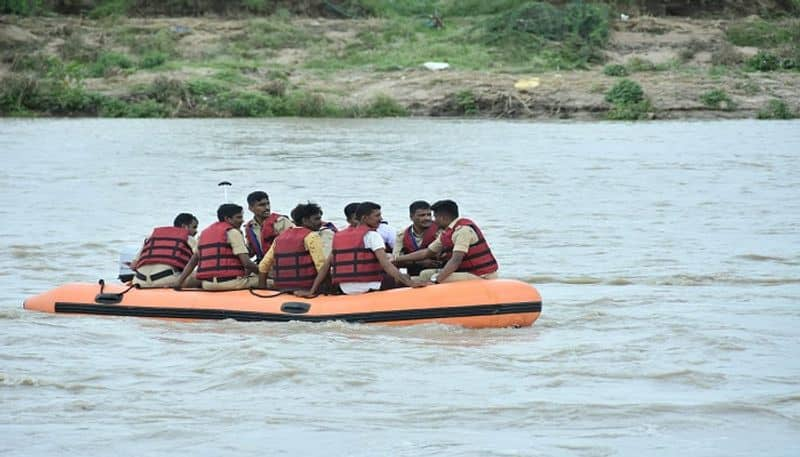 Police And fire-brigade team recuses Five Farmers Who stuck in flood at Koppal rbj