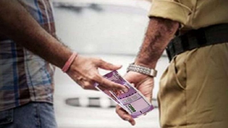 SI Tries To Swallow Bribe Money As Vigilance Officers Grapple Caught Him In Faridabad