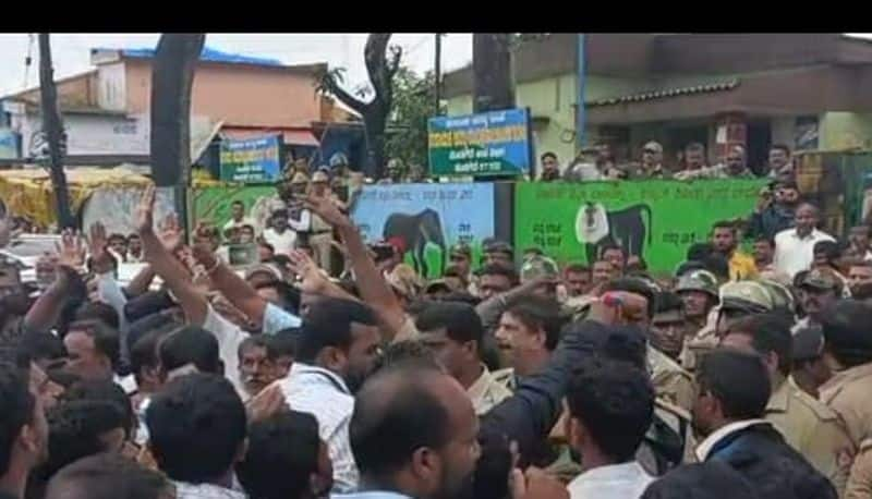 Protest over death in elephant attack in Chikkamagaluru Mudigere mnj 