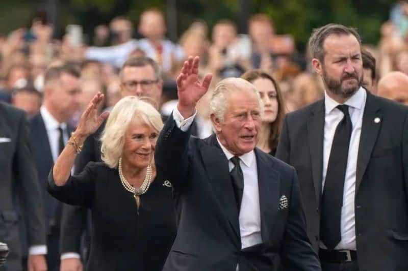 charles returns to buckingham palace from balmoral palace to proclaimed king tomorrow