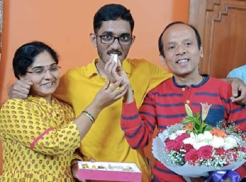 meet rk shishir jee advanced topper from karnataka who scored 314 out of 360 marks cm congratulated him ash 