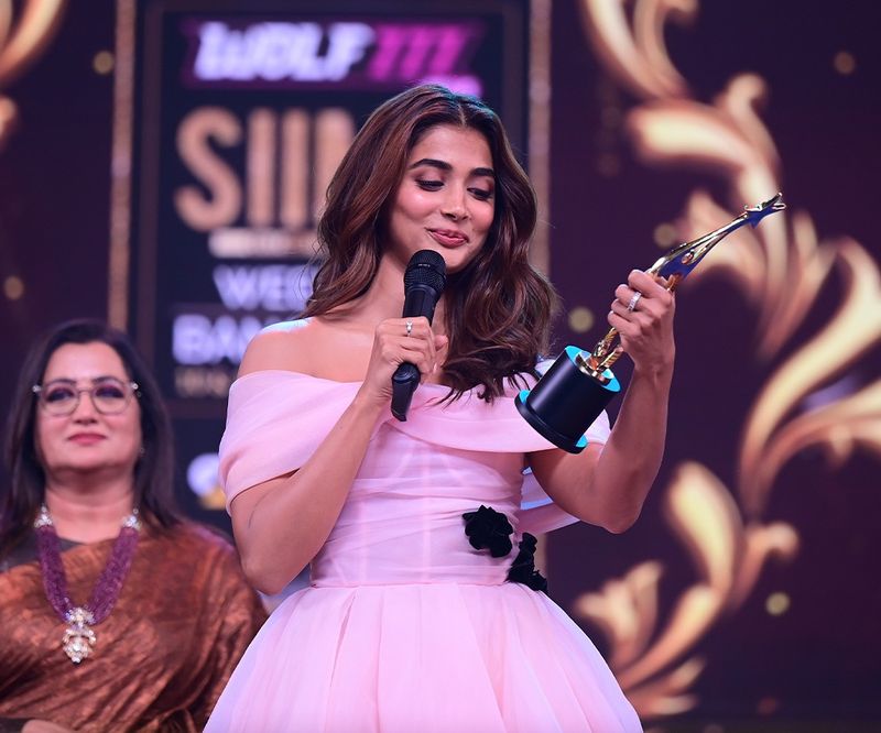 pooja hegde arabikuthu dance performance in siima award viral video 