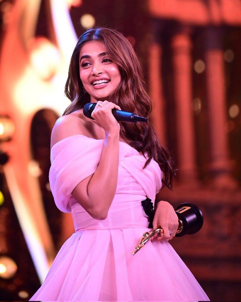 pooja hegde arabikuthu dance performance in siima award viral video 