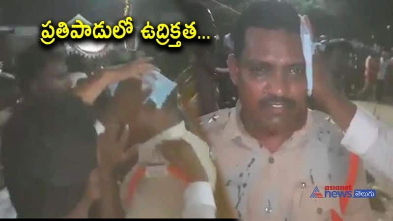 YSRCP AND TDP Supporters fighting each other in Prathipadu