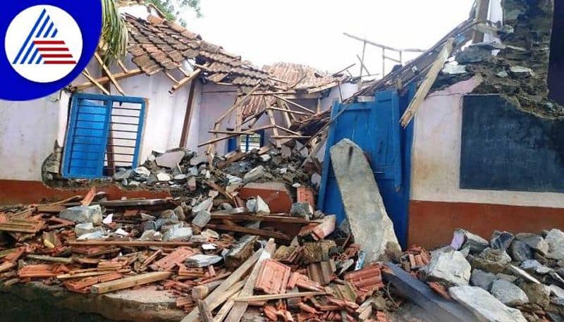 6 Rooms of Hirehalli Government School Collapsed Due to Continuous Rain at Byadagi in Haveri grg