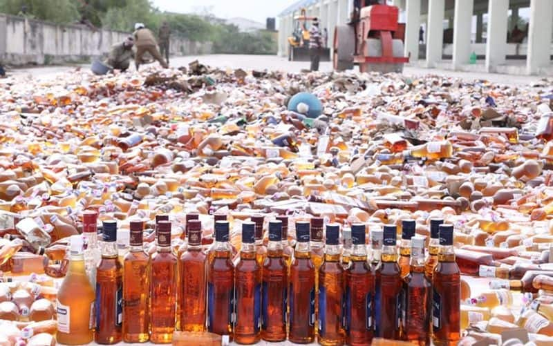 Liquor load lorry accident in Vusakhapatnam AKP