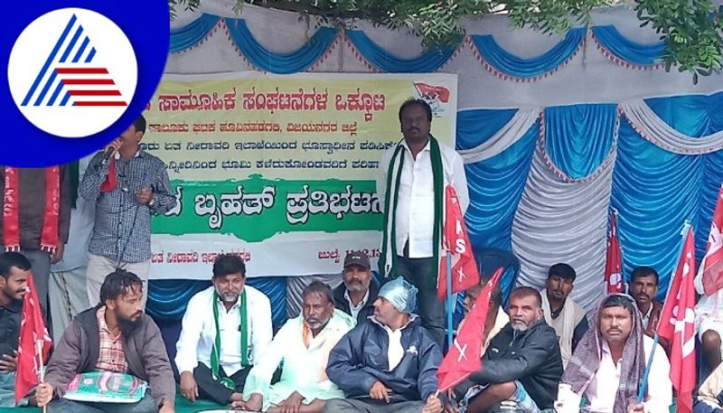 Singataluru Lift Irrigation Farmers strike in rain demanding solution rav