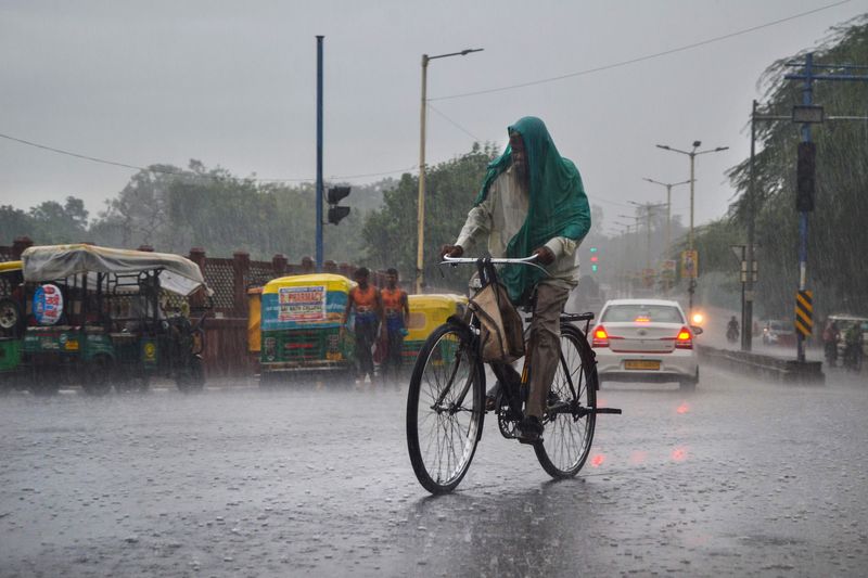 Heavy rains in many districts of Telangana today, Meteorological Department issued a yellow alert