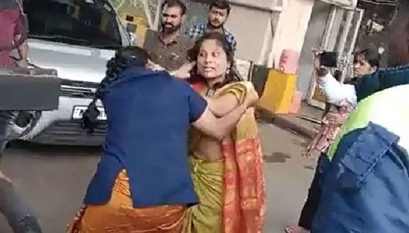 two women fight at toll plaza