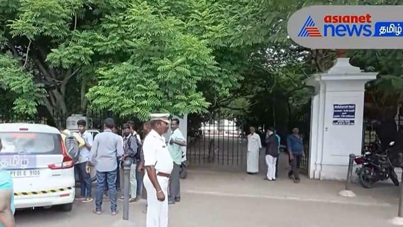 Pudhucherry police warned Students about smoking in the garden