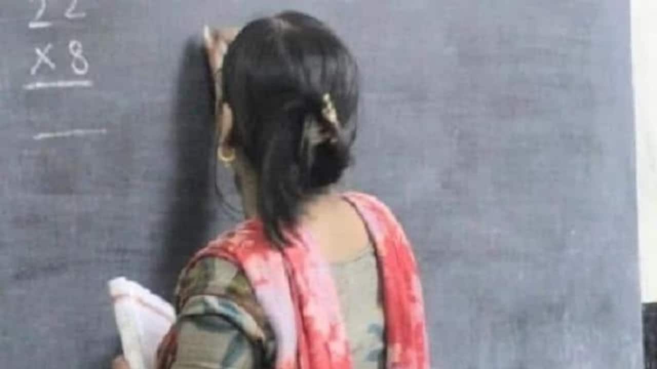 UP NEWS: अलीगढ़ में अपने कृत्य पर हाथ पैर जोड़कर माफी मांगते नजर आए मास्टर साहब, फिर भी हो गई कार्रवाई