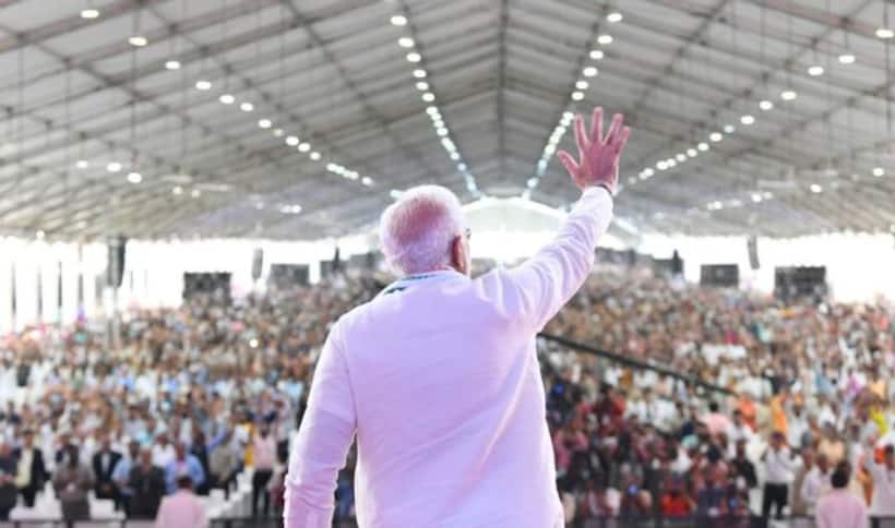 Blog: Narendra Modi is more committed to Mahatma's dreams than Gandhi's direct disciples