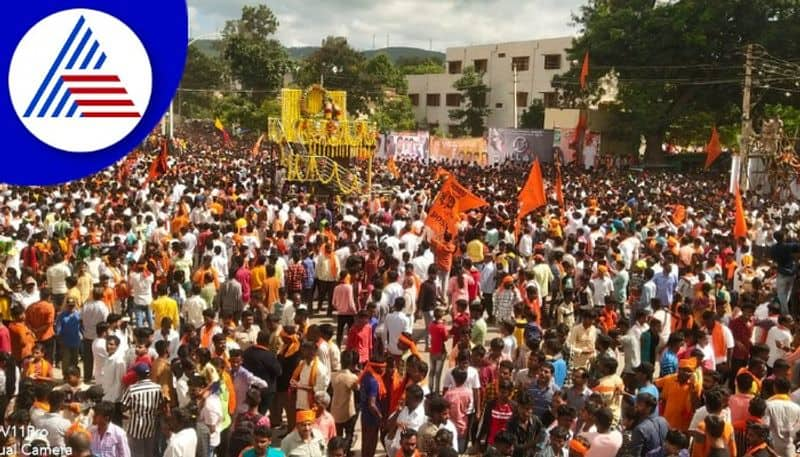 Hindu Maha Ganapathi huge procession in Chitradurga more than 3 lakh people participated  gow