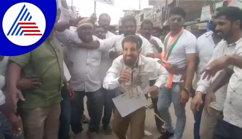 congress workers protest against ct ravi at chikkamagaluru gvd