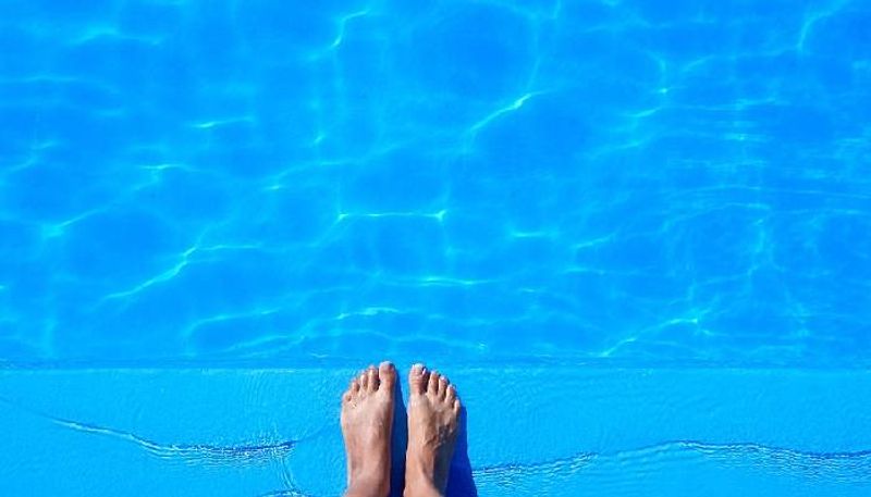 ആൾക്കാർ നോക്കിനിൽക്കെ സുതാര്യമായ പൂളിൽ സെക്സ്; സംഭവം അന്വേഷിക്കും എന്ന് ഹോട്ടൽ | Couple Has Sex