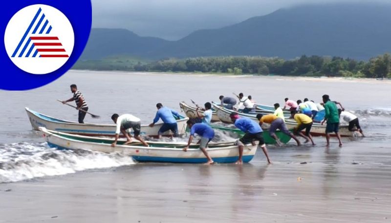 intention of  clean seas held competition for Fishermen in Karwar gow