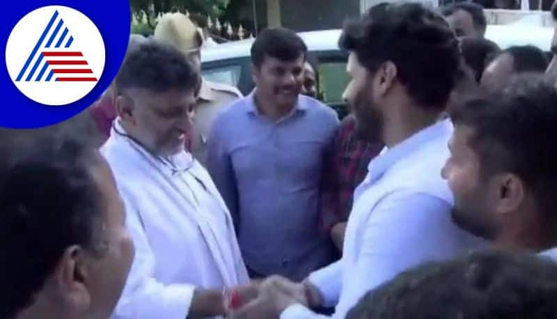 kpcc president dk shivakumar meet nikhil kumaraswamy at mandya gvd