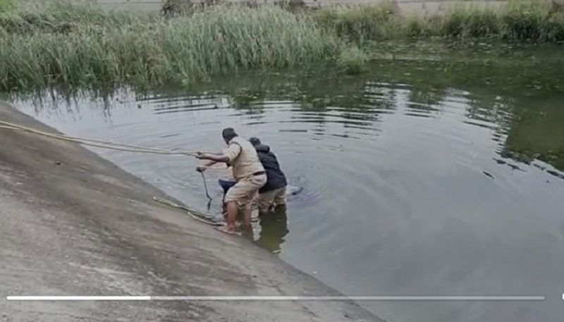 selfie craze two  college students drowned In Tumngabharda Canal at Raichur rbj