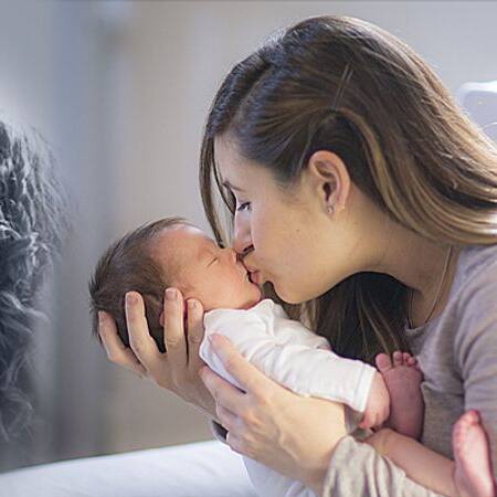 Parenting tips: చిన్న పిల్లలకు ముద్దు పెట్టే ముందు వీటిని కచ్చితంగా తెలుసుకోండి!