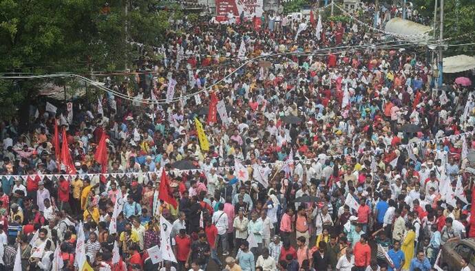 ভিড়ের ঠেলায় বামেদের ইনসাফ সভার স্থান বদল, আনিস খানের হত্যাকারীদের গ্রেফতারি চাইলেন বৃদ্ধ বাবা 