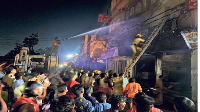 मुजफ्फरपुर में हादसाः कॉमर्शियल कॉम्पलेक्स में लगी आग, जान बचाने छत से कूदे लोग