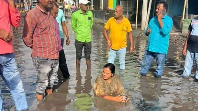  झारखंड की महिला विधायक पहले गंदे पानी में बैठीं, फिर कीचड़ में नहाने लगीं-जानिए वजह