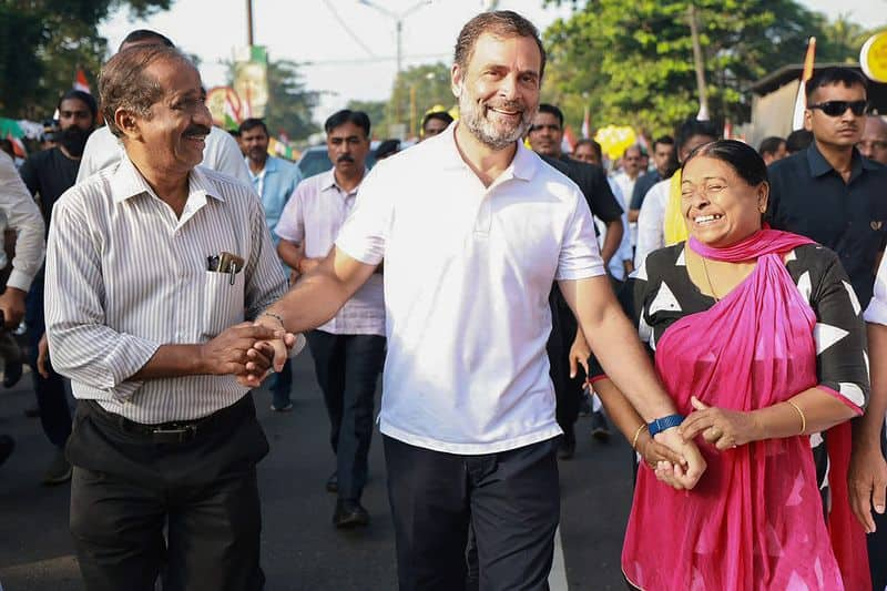 This yatra is against those who killed Gandhi.. Rahul Gandhi roared in the pouring rain.. Mass speech. 