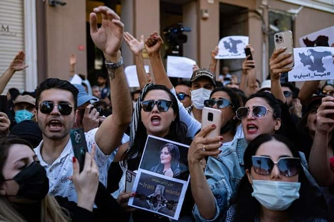  'সিদ্ধান্তমূলকভাবে বিক্ষোভকারীদের মোকাবিলা করবে ইরান,' হিজাব বিরোধী আন্দোলন প্রসঙ্গে মন্তব্য রাইসির