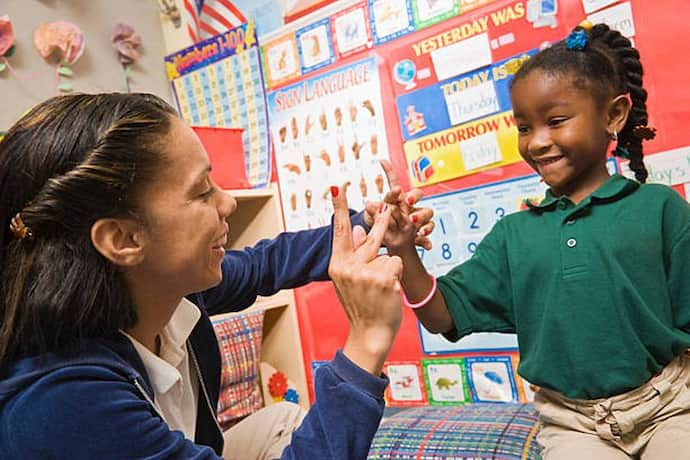 Career in Sign Language: साइन लैंग्वेज इंटरप्रेटर बन लाएं जीवन में 'रोशनी', जानें कोर्स, एलिजिबिलिटी और स्कोप