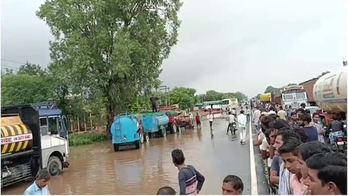 राजस्थान में जाते हुए मचला मानसून: सड़कें लबालब-घुटने तक पानी घरों में घुसा