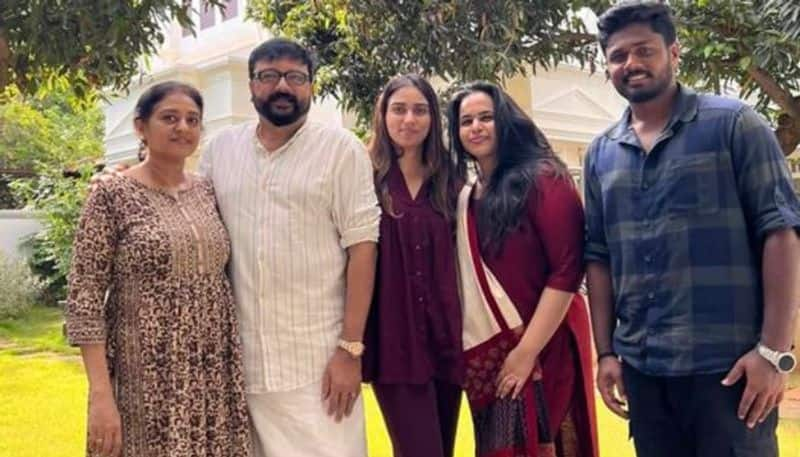 actor jayaram shares photo with sanju samson