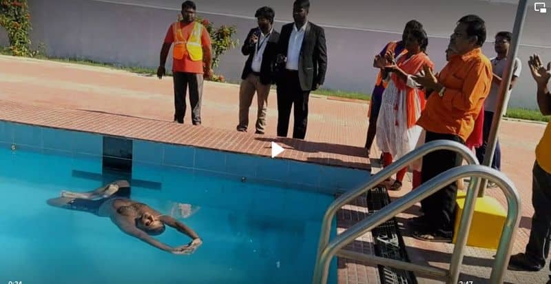 The person break the guinness record making yoga floating in water