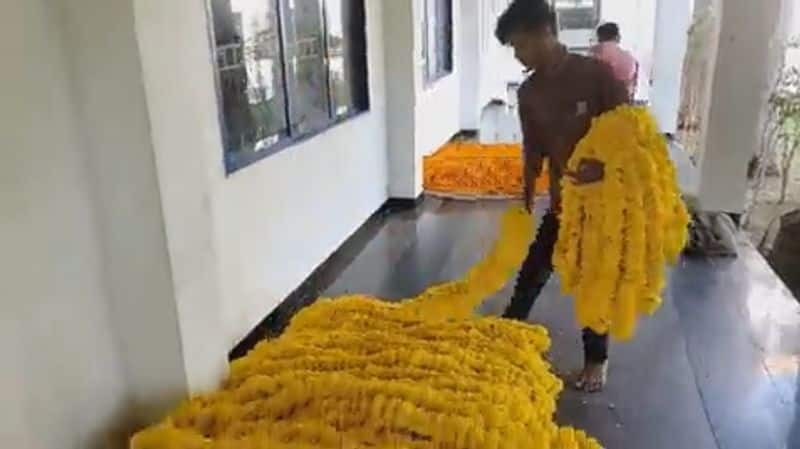 10tons of flower wreaths sent to tirupati for tomorrow brahmotsavam from erode