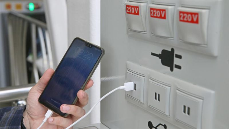 Scammers exploit public charging ports to steal money from phone Beware of juice jacking scam ckm