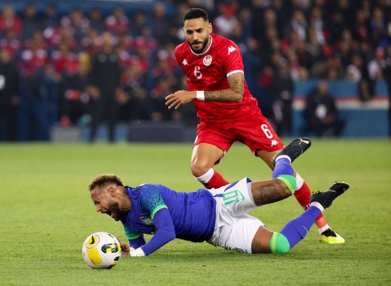 football Brazil vs Tunisia Tite lashes out at Tunisia players attempting harsh tackles on Neymar to take him out-ayh