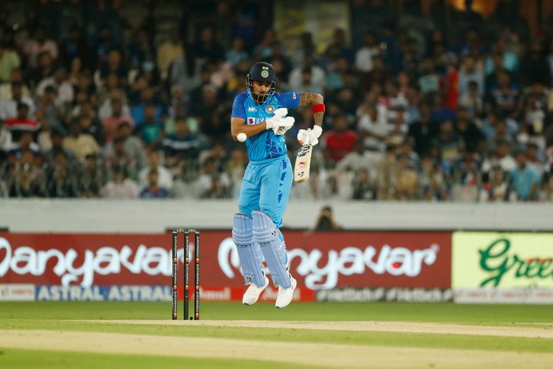 T20 World Cup 2022 Fans slams KL Rahul for again fail in batting as dismissed by 9 runs against South Africa