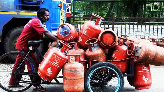 अब एक साल में मिलेंगे सिर्फ 15 LPG सिलेंडर, साल में 12 से ज्यादा सिलेंडर पर नहीं मिलेगी सबसिडी