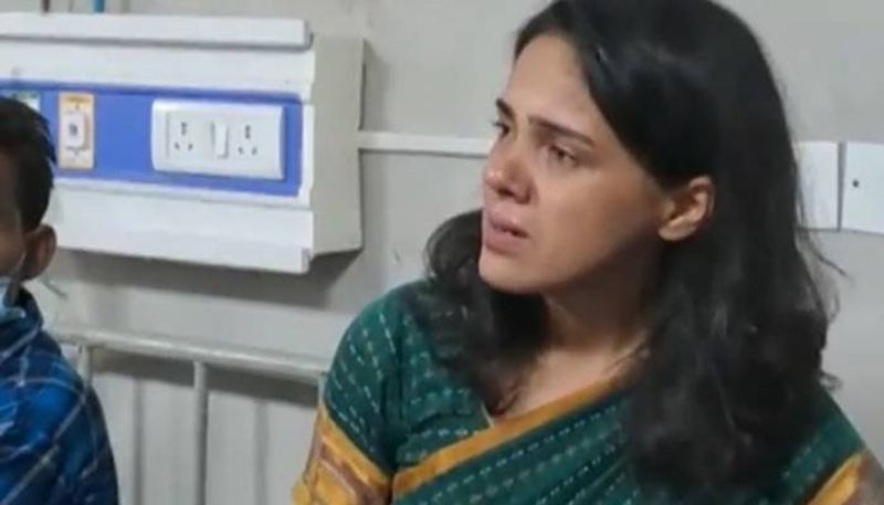 IAS officer breaks down before the mother of the child injured in an accident in  up 