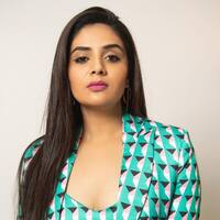 థండర్ థైస్ తో శ్రీముఖి థ్రిల్లింగ్ విజువల్ ఫీస్ట్.. ఎగసిపడుతున్న ఎద అందాలతో కిల్లింగ్ హాట్.. 