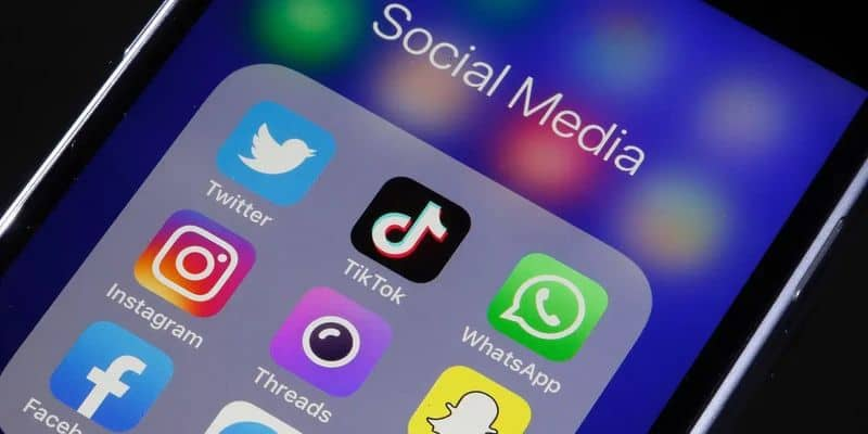 government employees are banned from using social media at srilanka