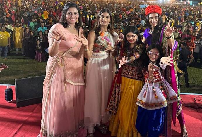 PV Sindhu performs GARBA along with Anju Bobby George and Tripti Murgunde (WATCH)