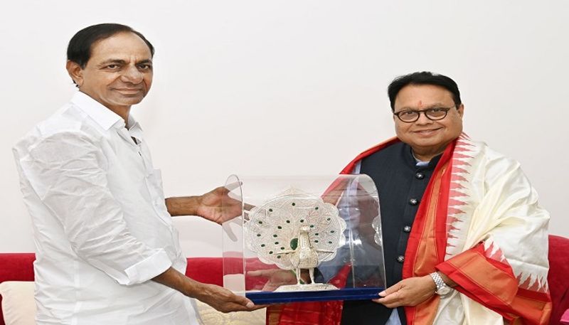 Lokmat Chairman Vijay Darda invite Telangana CM KCR to national politics