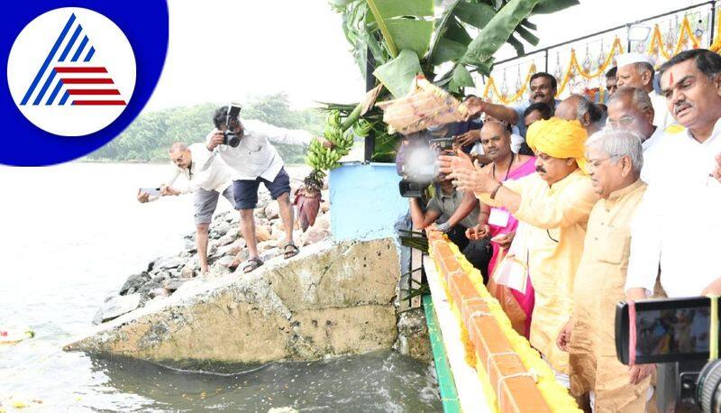 Chief Minister Basavaraj Bommai submit Bhagina to River Krishna in vijayapura akb