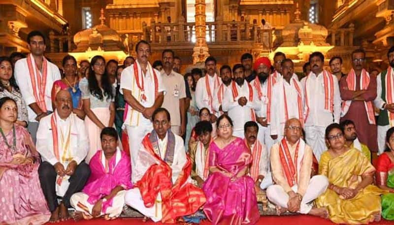 Telangana CM KCR Offers Special Prayers At Yadadri Temple